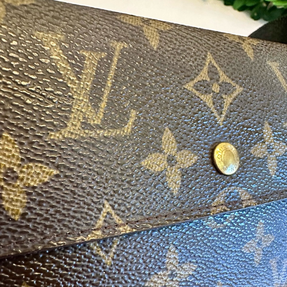 Louis Vuitton Monogram Sarah Wallet - Picture 2 of 14